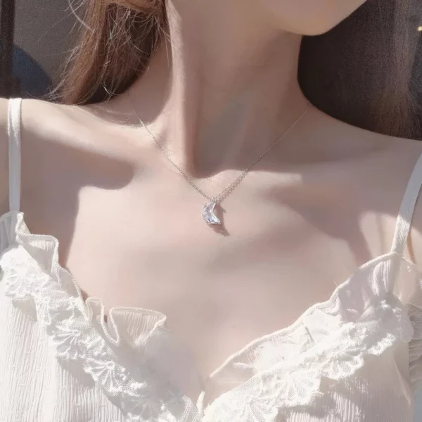 Collier Pendentif Lune Cristalline