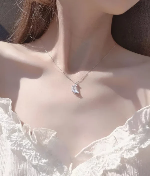 Collier Pendentif Lune Cristalline