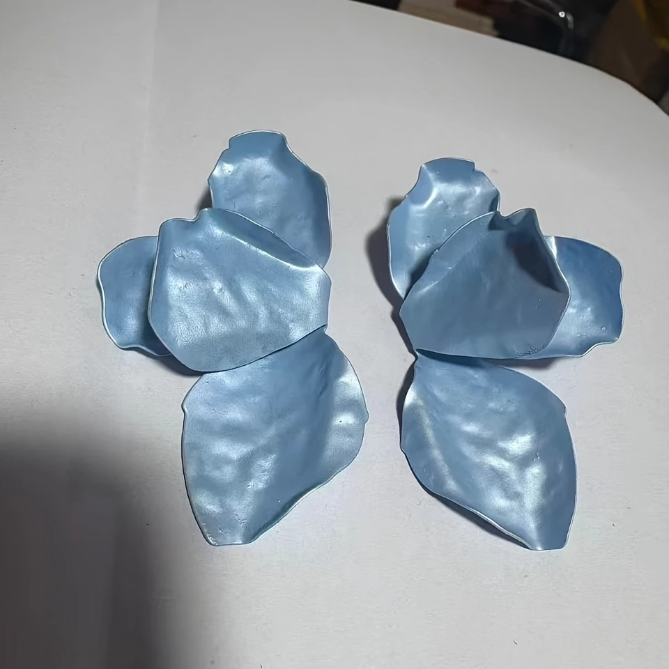 Boucles d’Oreilles Pendantes - Fleurs Plissées Élégantes – Image 2