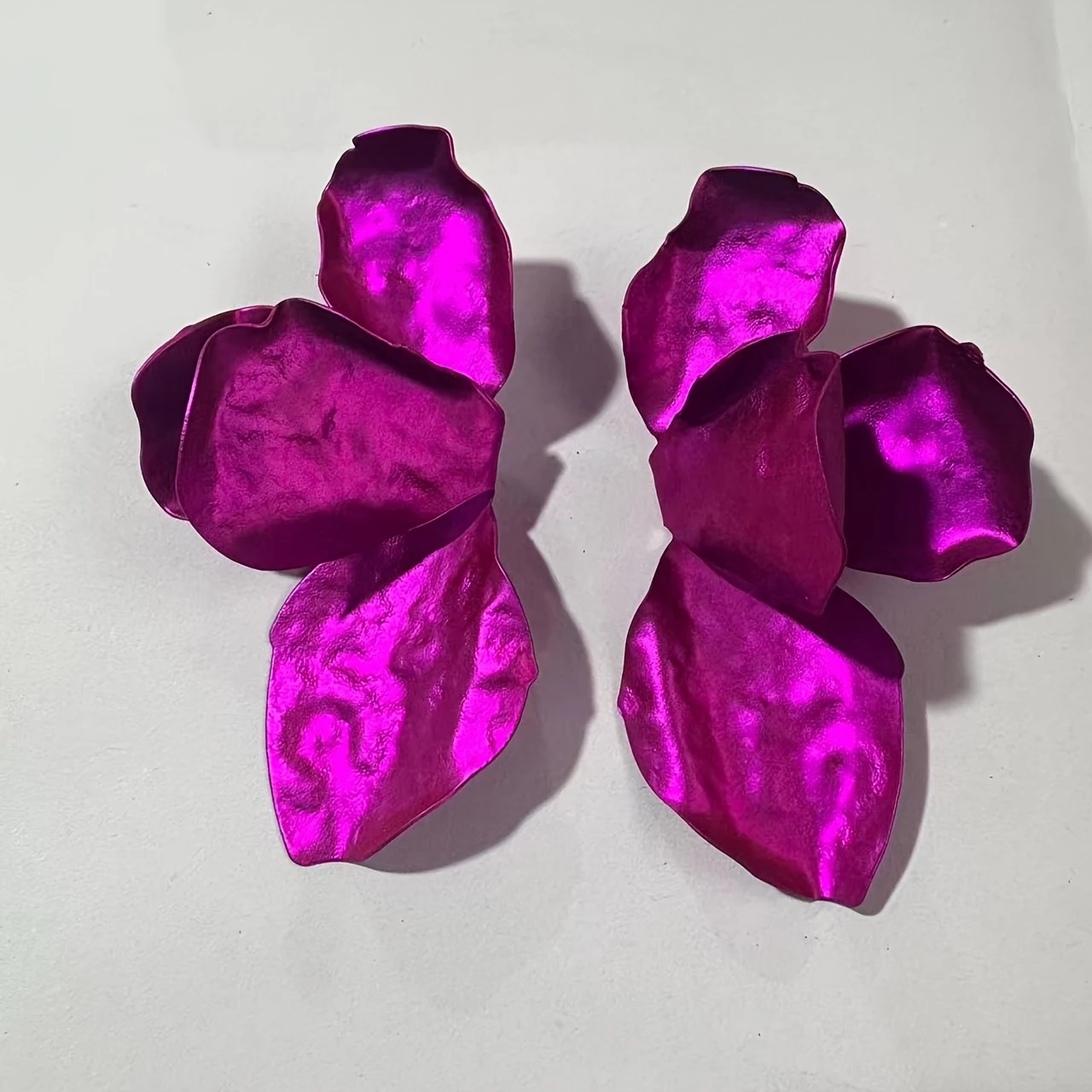Boucles d’Oreilles Pendantes - Fleurs Plissées Élégantes – Image 3